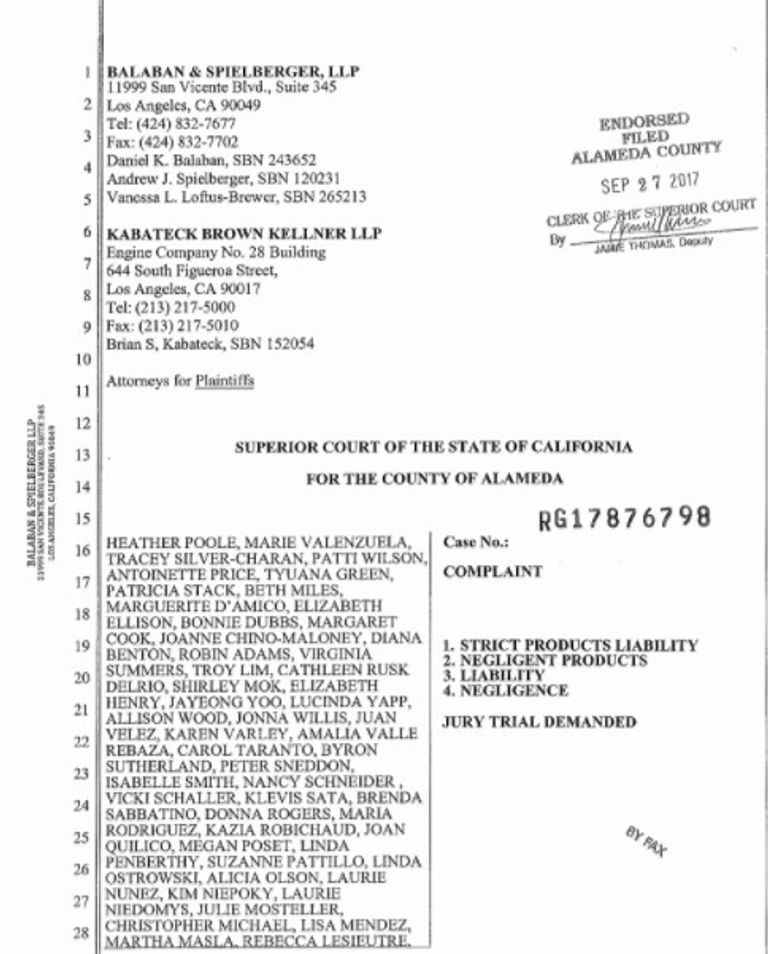 موظفات الخطوط الجوية الأمريكية يشتكين من أعراض صحية بسبب الزي الرسمي
