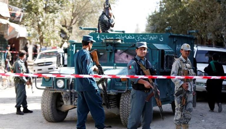 الشرطة الأفغانية في موقع الحادث - رويترز