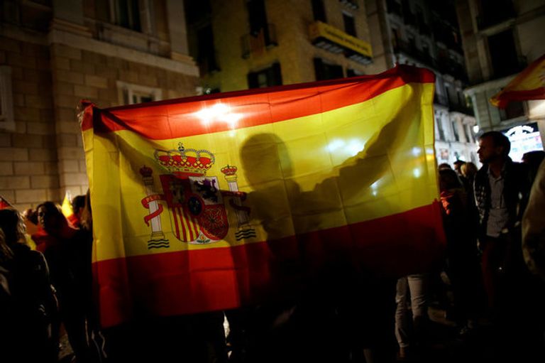 متظاهرون يرفعون العلم الإسباني ويرفضون الاستفتاء الشرطة تلقي القبض على قيادات انفصالية بكتالونيا