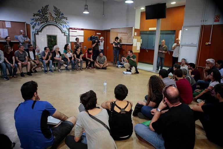 ناخبون يحتلون أحد الأماكن المقرر تحويلها لمراكز اقتراع الشرطة تلقي القبض على قيادات انفصالية بكتالونيا