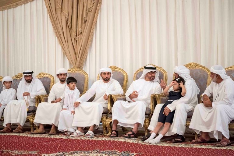 الشيخ محمد بن زايد آل نهيان يعزي أسرة الشهيد خالد الشحي