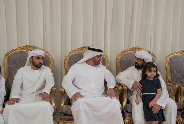 الشيخ محمد بن زايد آل نهيان يعزي أسرة الشهيد خالد الشحي
