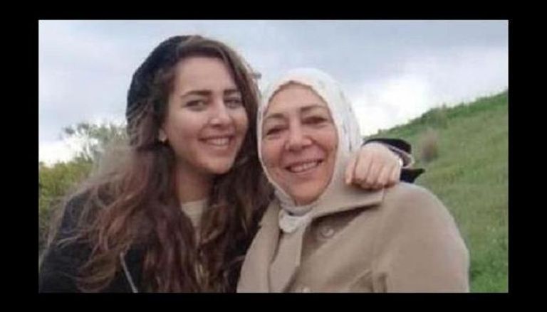 الناشطة السورية عروبة بركات وابنتها - أرشيفية