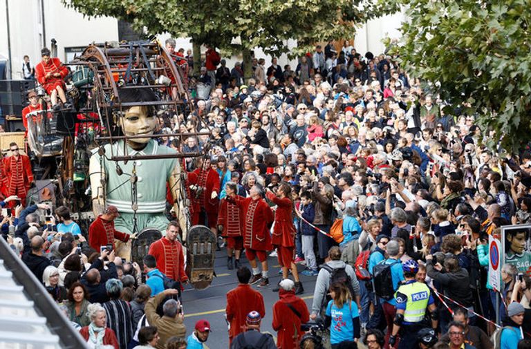 مسرح الشارع يحشد الجماهير في جنيف