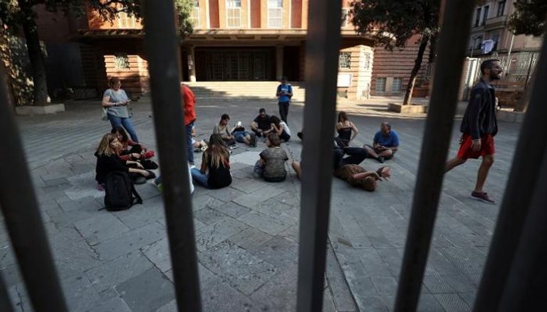 مجموعة من الكتالونيين يجلسون في مدرسة - أ. ف. ب