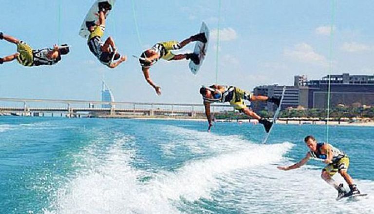 الرياضات المائية في دبي تجذب السائحين