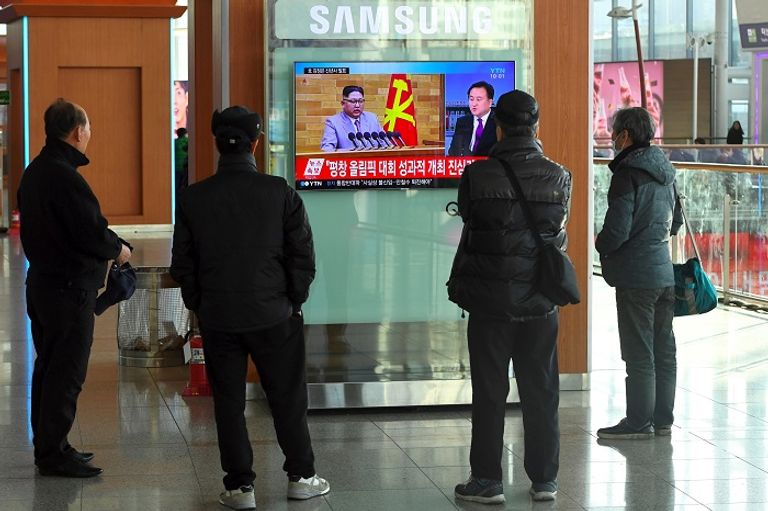 مواطنون كوريون يتابعون كلمة كيم بمناسبة العام الجديد زعيم كوريا الشمالية والرئيس الأمريكي