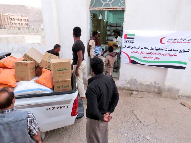 الهلال الأحمر الإماراتي يوزع مساعدات غذائية على طلاب حضرموت