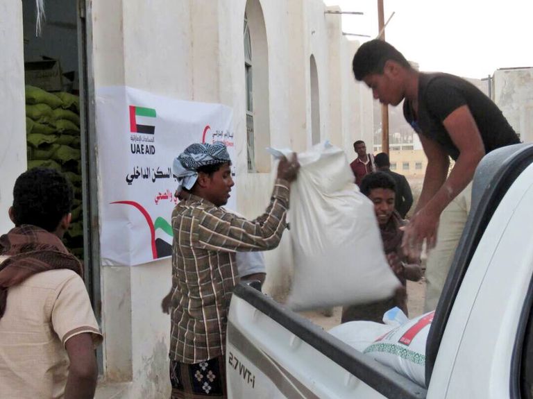 الهلال الأحمر الإماراتي يوزع مساعدات غذائية على طلاب حضرموت
