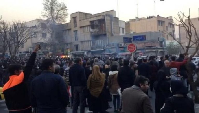إيرانيون يتظاهرون في طهران