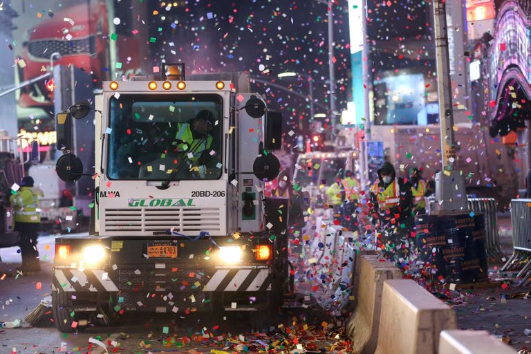 عمال النظافة عقب انتهاء الاحتفالات في نيويورك