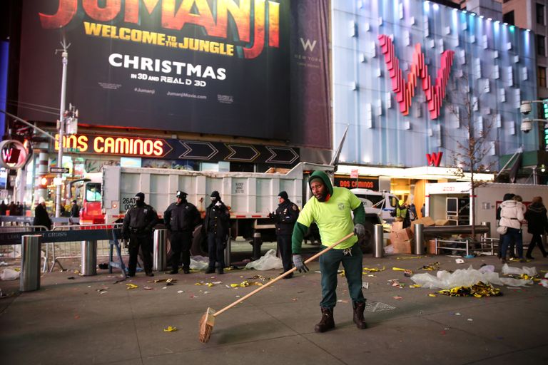 عمال النظافة عقب انتهاء الاحتفالات في نيويورك