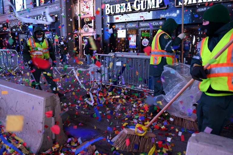 عمال النظافة عقب انتهاء الاحتفالات في نيويورك