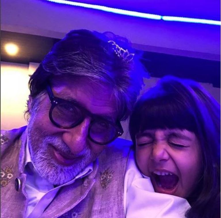 باتشان مع حفيدته أرداهيا أميتاب باتشان مع حفيدته