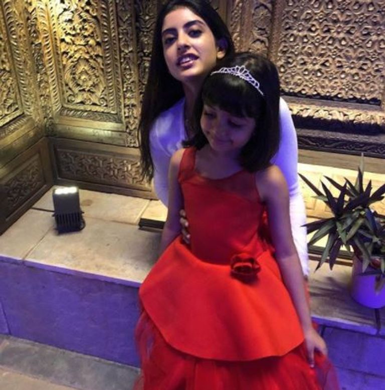 أرداهيا مع والدتها أميتاب باتشان مع حفيدته