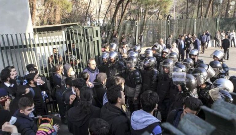 المتظاهرون في مواجهة قوات الأمن الإيرانية (وكالات)