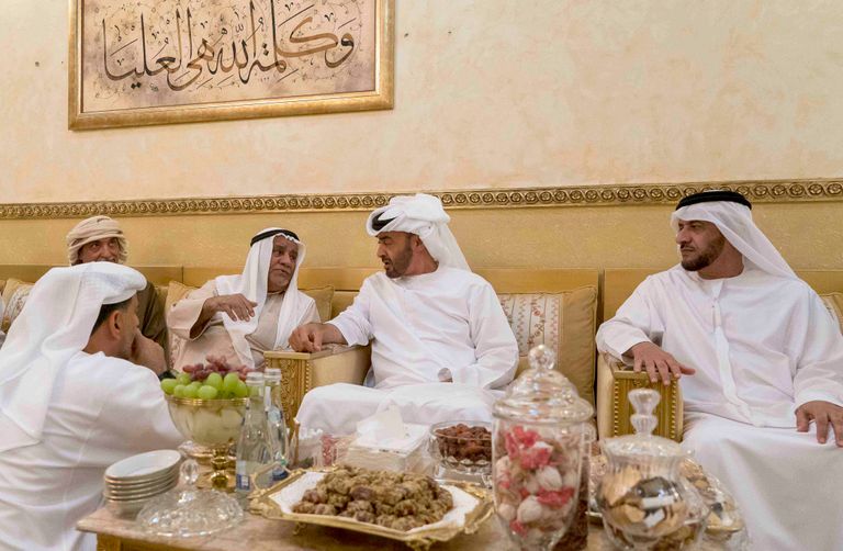 الشيخ محمد بن زايد يزور موسى السيد عبدالرحيم الهاشمي بمنزله