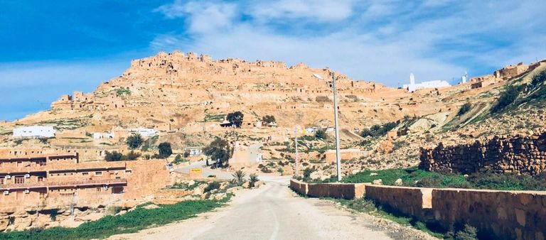 الطريق إلى معالم القرية التونسية قرية  شنني التونسية