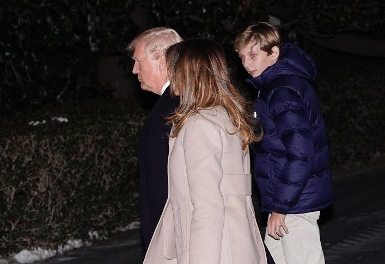 ترامب وزوجته وابنهما يصلون واشنطن ترامب ملوحا للكاميرات خلال مغادرته فلوريدا - رويترز