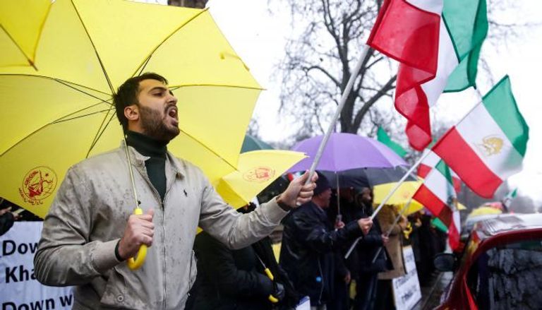 متظاهرون يطالبون بإسقاط الملالي أمام سفارة إيران بلندن - رويترز