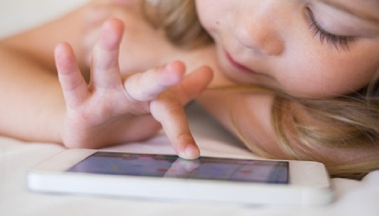 استخدام الأطفال المفرط للهواتف المحمولة يؤثر على سلوكياتهم