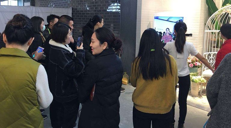 متسوقة تستخدم المرآة لقياس الملابس المرآة السحرية تجربة جديدة في عالم التسوق