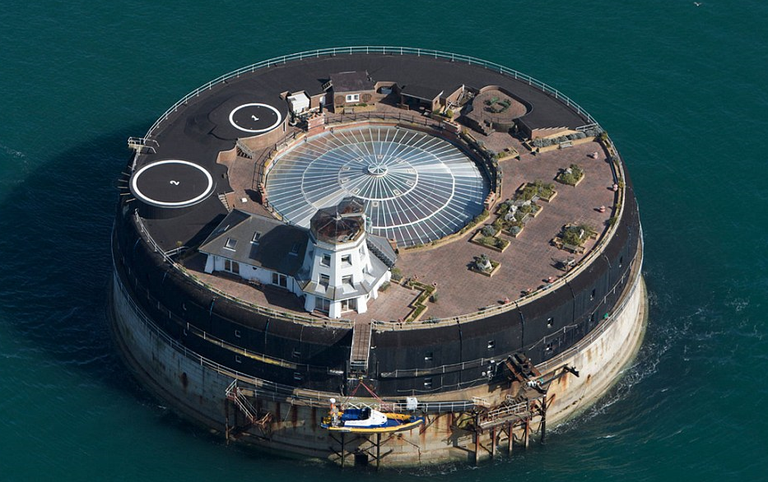 قلعة "Spitbank Fort" في بريطانيا من اغرب الفنادق في العالم فندق لوتس الصحراء في منغوليا