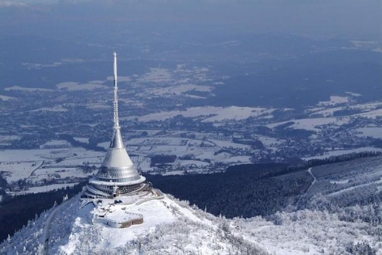 فندق "jested hotel" في التشيك من اغرب الفنادق في العالم فندق لوتس الصحراء في منغوليا