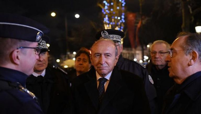 وزير الداخلية الفرنسي جيرار كولومب يتفقد أحداث العنف