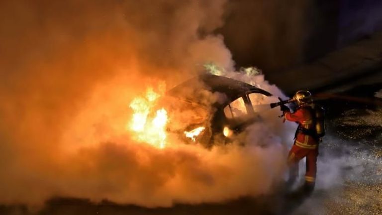 وزير الداخلية الفرنسي جيرار كولومب يتفقد أحداث العنف