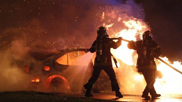 وزير الداخلية الفرنسي جيرار كولومب يتفقد أحداث العنف