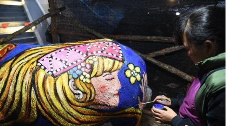 مسابقة الرسم على جلود البقر بالصين 
