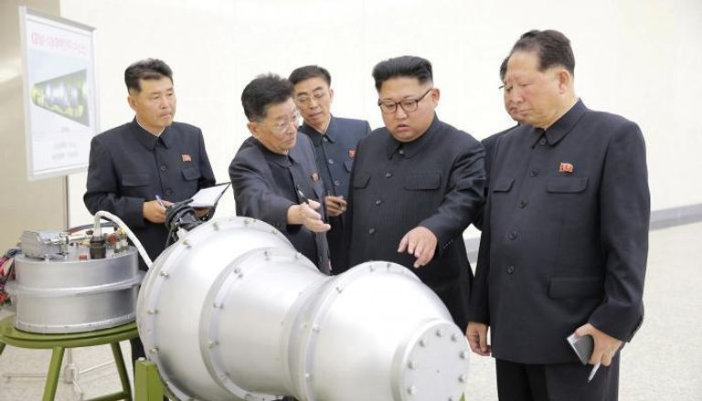 زعيم كوريا الشمالية كيم جونج أون يتفقد تقنيات نووية - أرشيفية