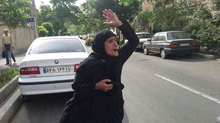 سيدة إيرانية تصرخ من ظلم الملالي الفتاة الإيرانية الثائرة أيقونة الانتفاضة