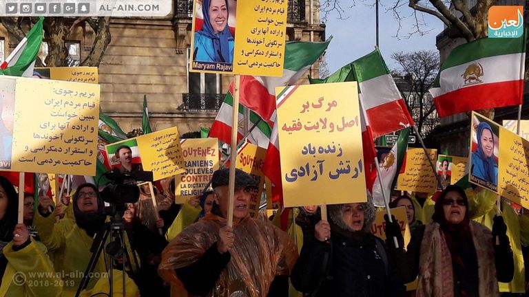 لافتات المتظاهرين تطالب بمحاكمة نظام الملالي مظاهرة أمام سفارة إيران في باريس