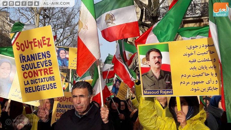 المتظاهرون يطالبون بإسقاط نظام ولاية الفقيه مظاهرة أمام سفارة إيران في باريس