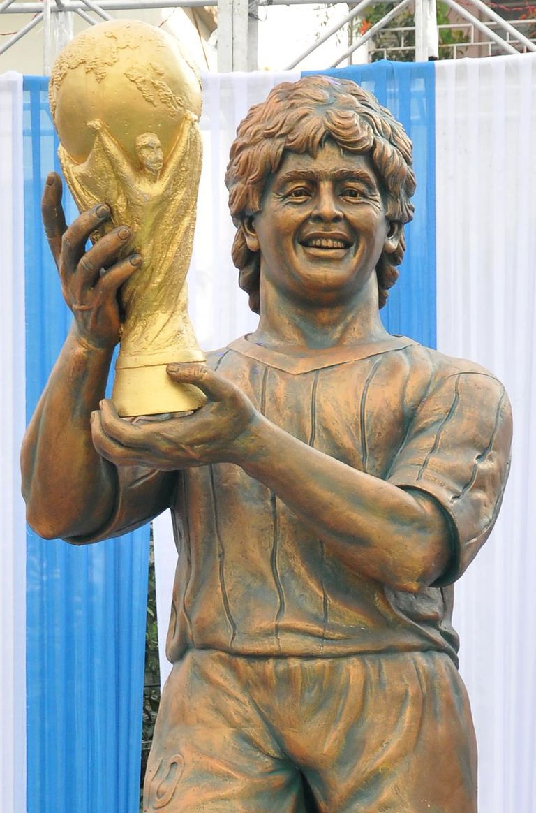 تمثال مارادونا تمثال مايكل إيسيان