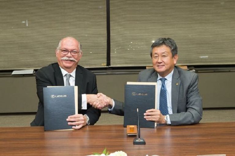 شعار سيارة لكزس