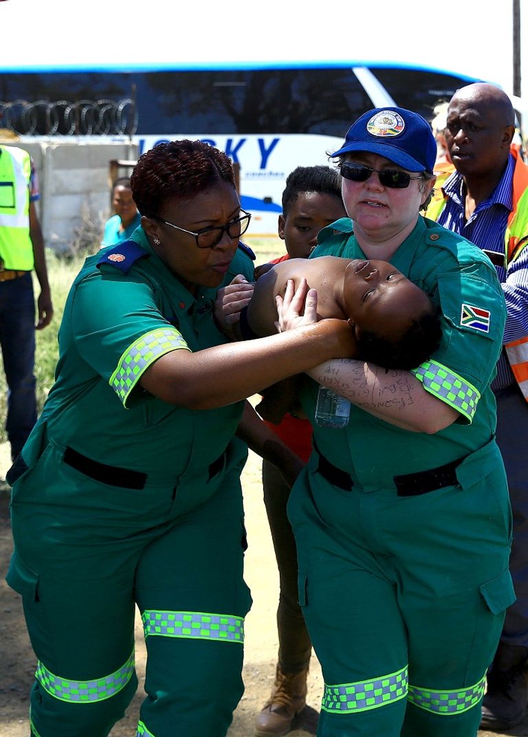 فرق الإسعاف تحاول إنقاذ أحد الأطفال المصابين عربات القطار خارج القضبان - أ. ف. ب