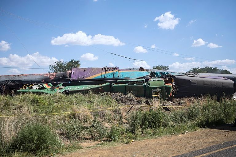 موقع الحادث عربات القطار خارج القضبان - أ. ف. ب