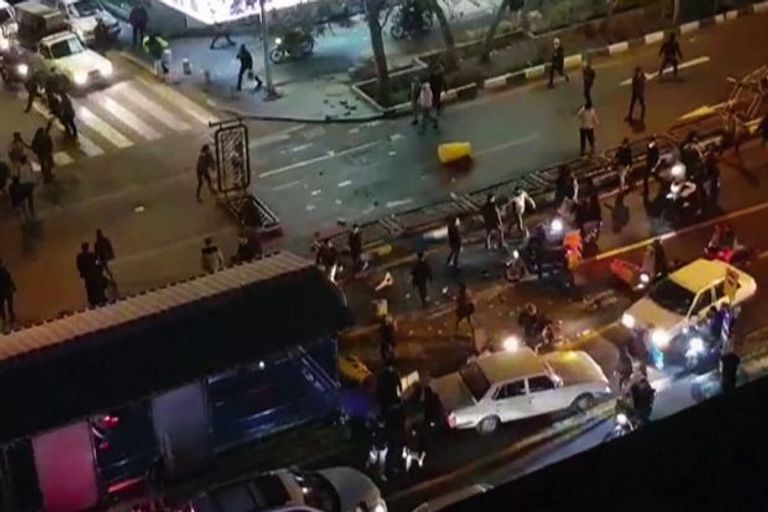 مجلة تكذّب مليشيا الحرس الثوري وتكشف عن فسادهم