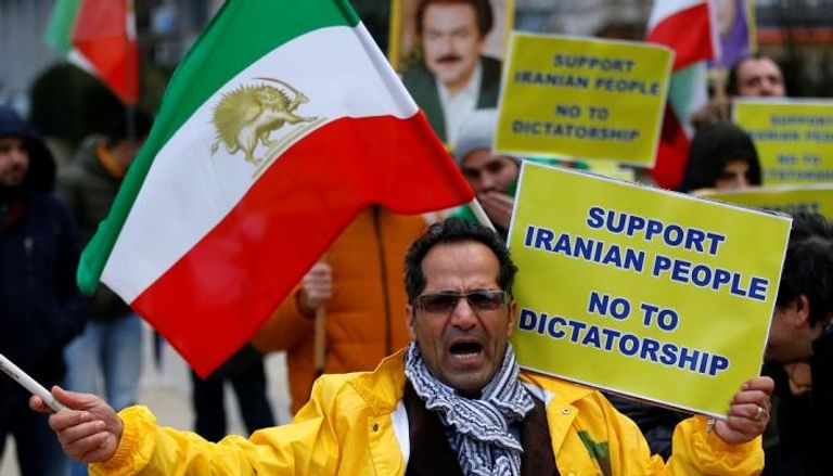 متظاهرون إيرانيون يصفون نظام الحكم بالديكتاتور