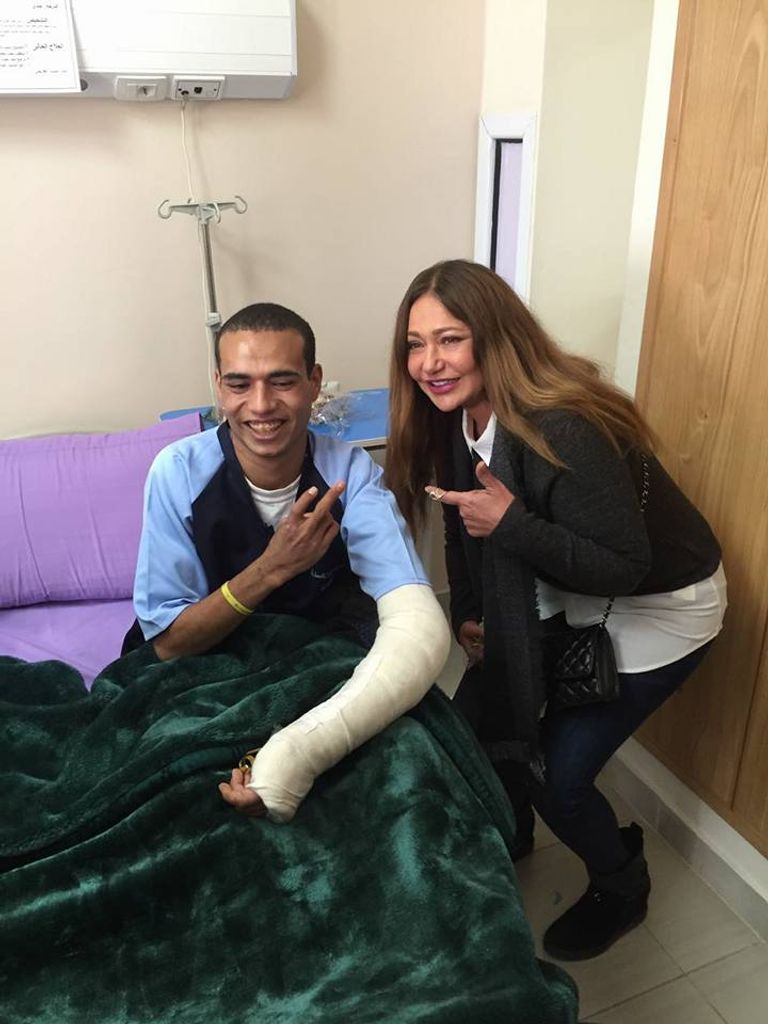 ليلى علوي مع أحد الجنود من مصابي العمليات الإرهابية بسيناء الفنانة المصرية ليلى علوي