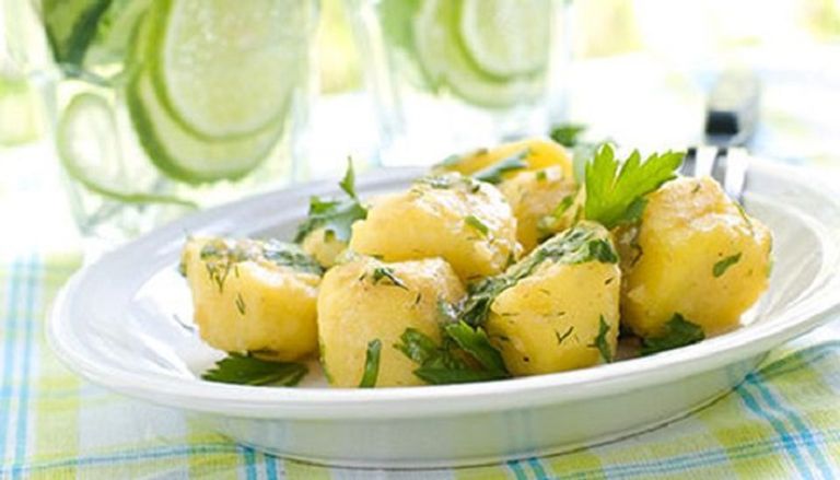 البطاطس المهروسة بالثوم والبقدونس