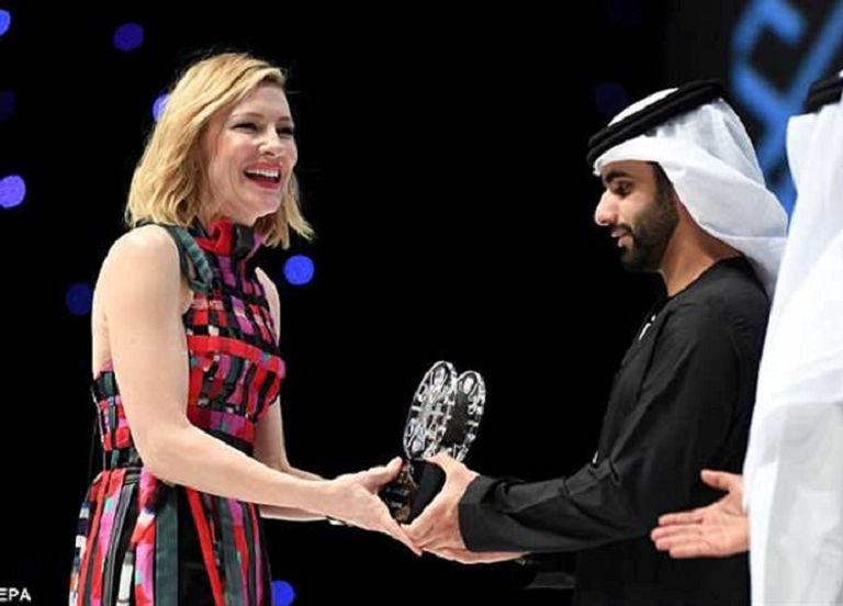 كيت بلانشيت تتسلم تكريمها من الشيخ منصور بن محمد بن راشد آل مكتوم