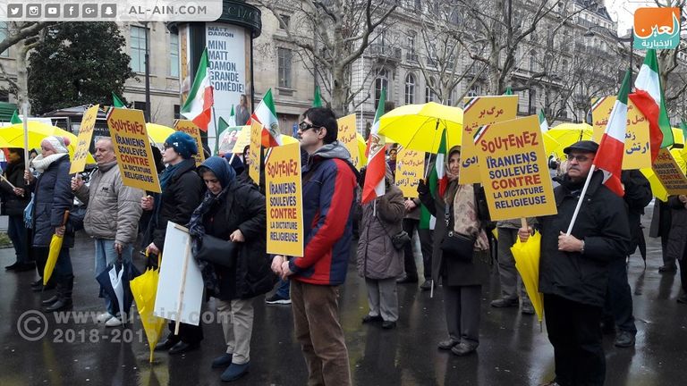 المتظاهرون يطالبون بإسقاط نظام الملالي مظاهرة أمام سفارة إيران في فرنسا تطالب بإسقاط نظام الملالي