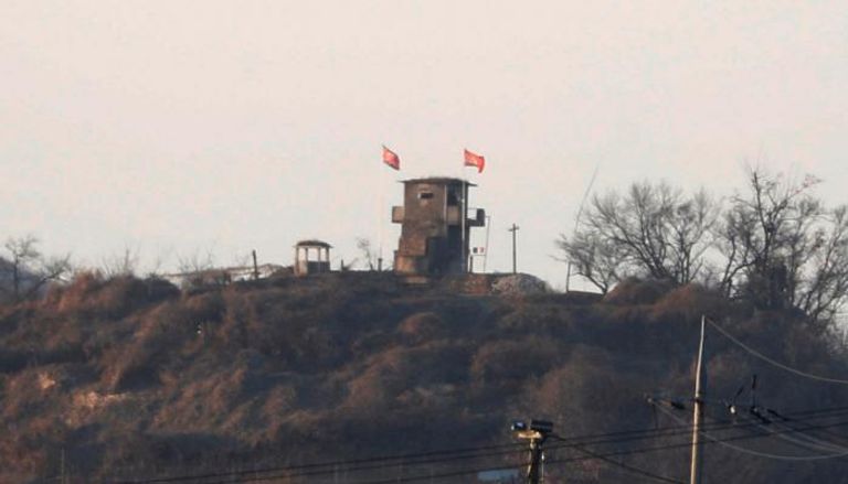 العلم الكوري الشمالي على إحدى النقاط الحدودية في شبه الجزيرة الكورية 