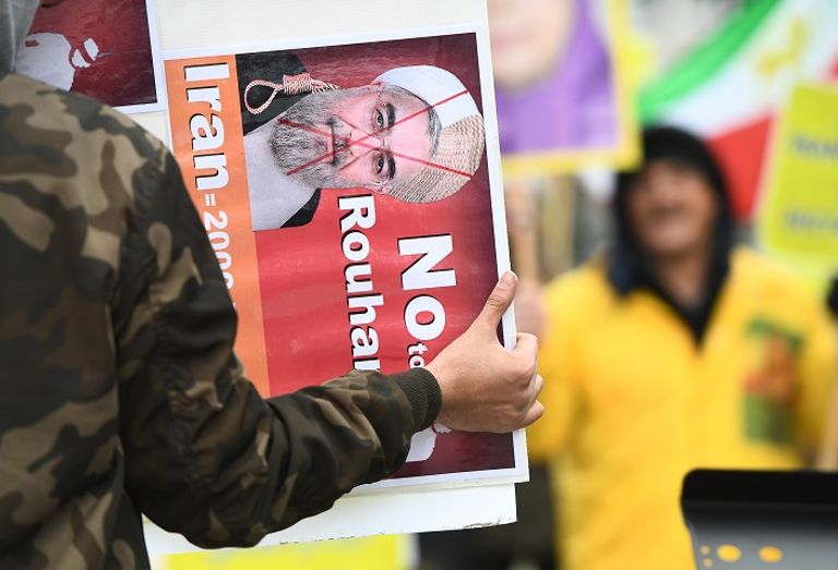 المظاهرات وصفت الرئيس روحاني بالقاتل  تظاهرات دعم لانتفاضة الغلاء في بريطانيا - رويترز