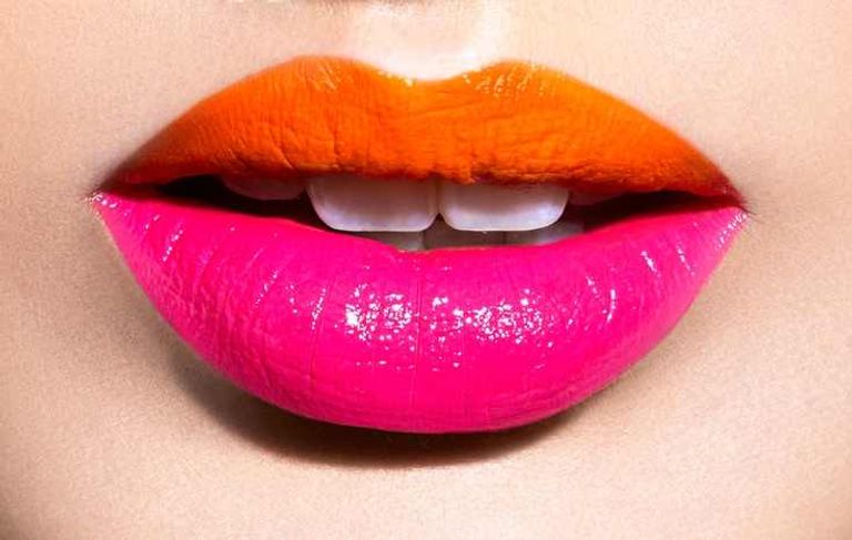 لون على الشفاه العلوية وآخر على السفلية