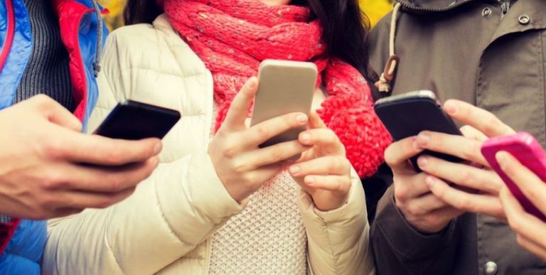 لإدمان الهواتف علامات.. تعرف عليها